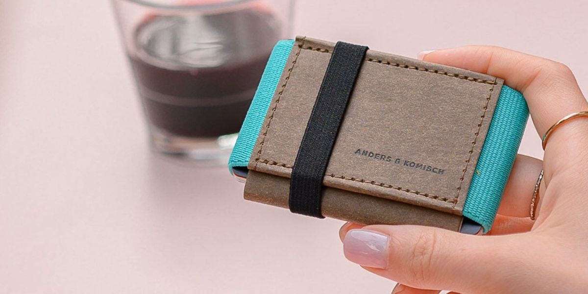 Kartenetui für Damen in der Hand gehalten von einer Frau.